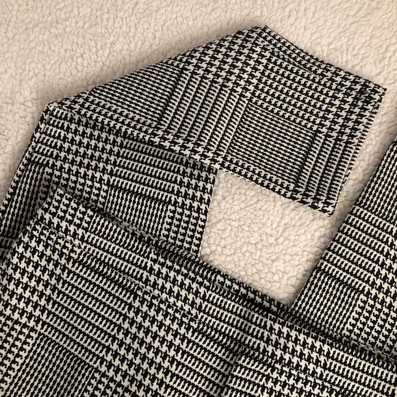 NOT FOR SALE RIGHT NOW! 
Black & White Patterned Skinny Pants. F21 Sz Lg - Picture 3 of 8